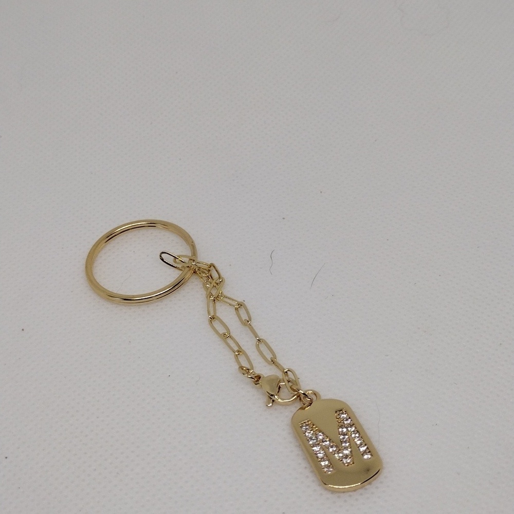 Elegant Gold Keychain with Stylish ‘M’ Pendant – Perfect Gift - Picture 4 of 4